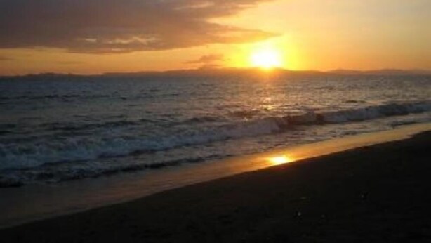 A sunset over the ocean with waves crashing onto the shore. - El Roble: villa directly on the beach. (El Roble)