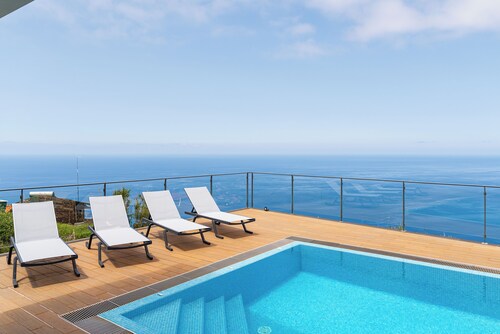 Valley View-Villa with heated pool and sauna