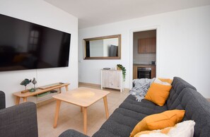 TV - Ref: 200  Beachfront apartment with pool and stunning sea views (Fuengirola)