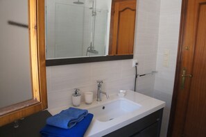 Een haardroger, handdoeken