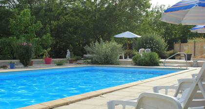 Le Rosier, GĂźtes de Peyrounou. Vacances Ă la main