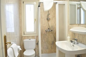 Duschwanne, Haartrockner, Handtücher