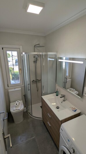 Ducha y bañera combinadas, secador de pelo y toallas