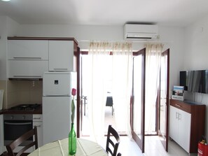 Microondas, lavavajillas, cafetera y tetera y utensilios de cocina 