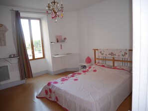 3 habitaciones, escritorio, tabla de planchar con plancha y wifi gratis 