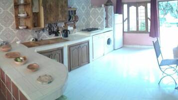 Een koelkast, een magnetron, een oven, een kookplaat