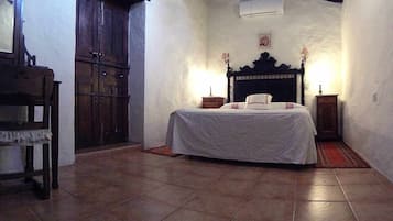 1 habitación, escritorio, tabla de planchar con plancha y cuna de viaje