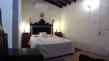 1 slaapkamer, een bureau, een strijkplank/strijkijzer, reisbedje