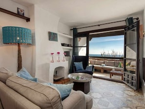 Una televisión, una chimenea, servicios de streaming