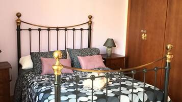 3 chambres, bureau, chambres insonorisées, fer et planche à repasser