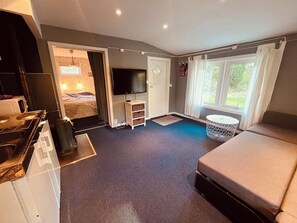 5 bedrooms, iron/ironing board, WiFi, bed sheets