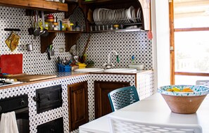 Kjøleskap, ovn, kokeplater og kaffetrakter/tekoker
