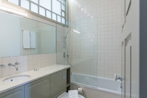 Duschwanne, Haartrockner, Handtücher, Seife