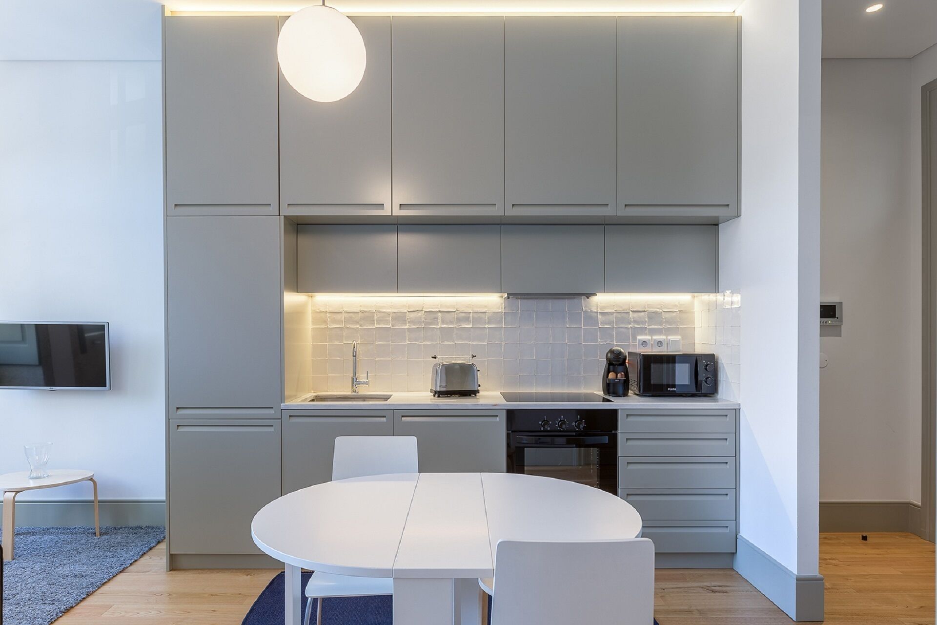 Kühlschrank, Mikrowelle, Ofen, Herdplatte