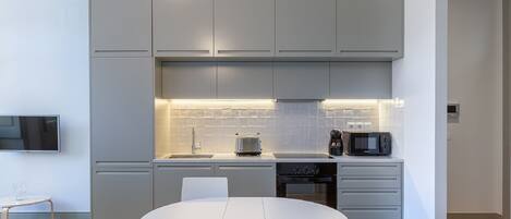 Kühlschrank, Mikrowelle, Ofen, Herdplatte