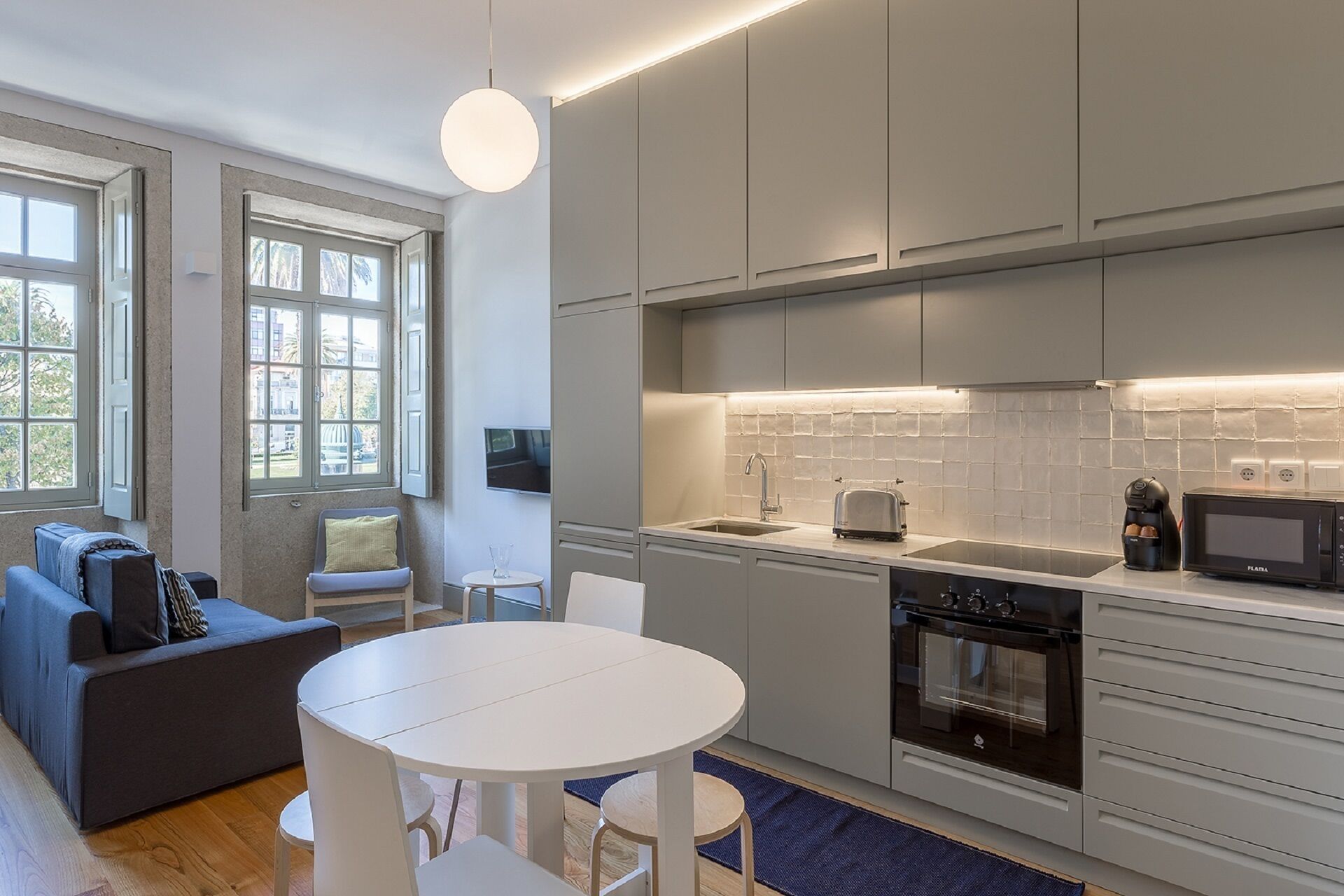 Réfrigérateur, micro-ondes, four, plaque de cuisson