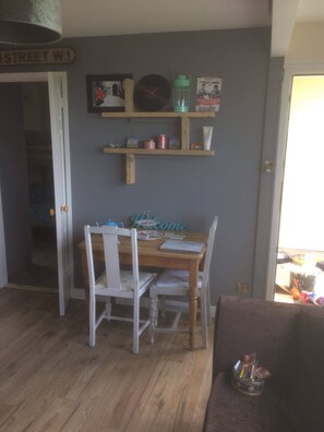 Dining - Family orientated quirky chalet (California)