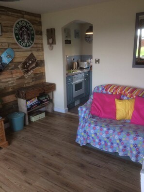 TV - Family orientated quirky chalet (California)