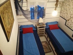 2 chambres, bureau, chambres insonorisées, fer et planche à repasser