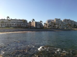 Plage, chaises longues