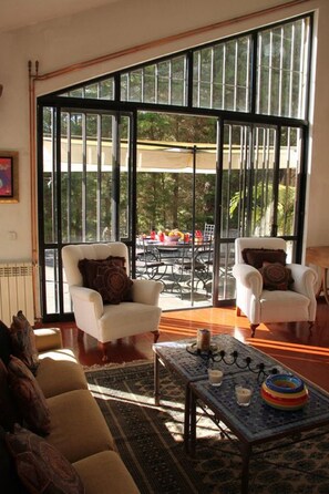 TV, books - Casa Dos Vidros - Lakefront Charmer Villa (Serra)