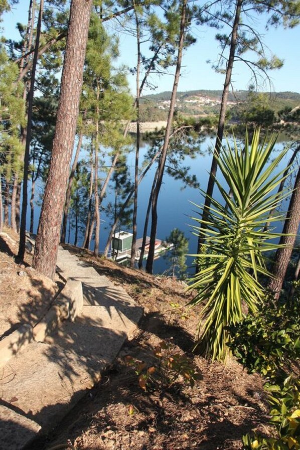 Property grounds - Casa Dos Vidros - Lakefront Charmer Villa (Serra)