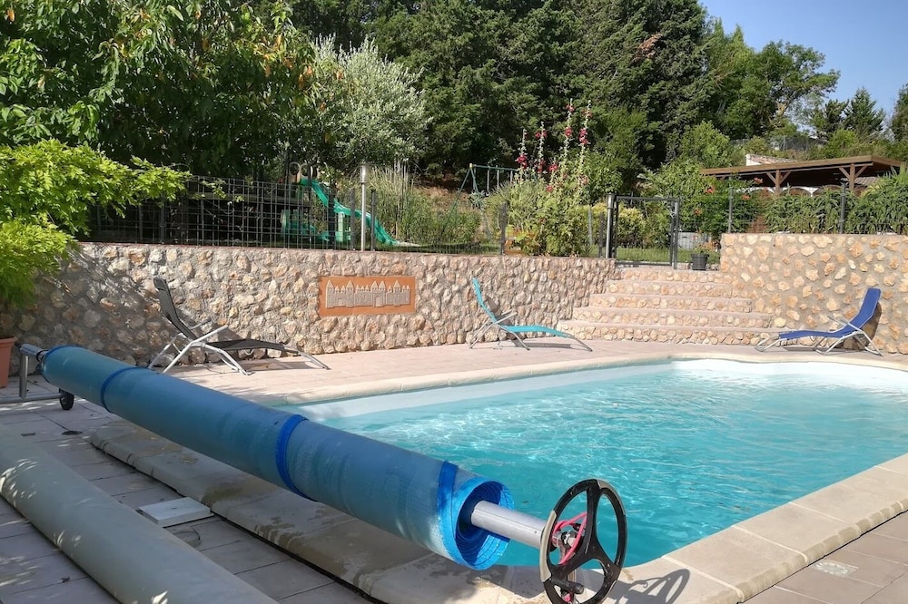 Apartment T3 of 60 m2 with swimming pool and parking near Carcassonne.