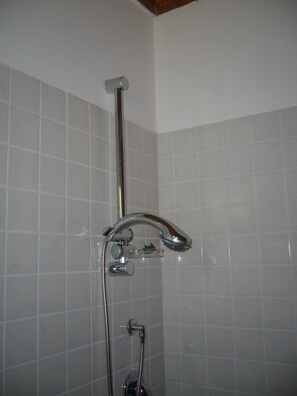 Dusj, hårføner, bidé og håndklær