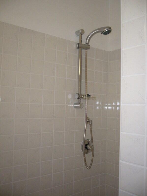 A shower with a handheld showerhead and a fixed overhead showerhead. - Apartment in Private Gated Complex with Pool and Mountain Views (Isca Sullo Ionio)
