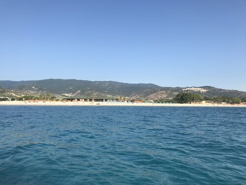 Huoneisto yksityisessä porteissa, josta on uima-allas- ja vuoristomaisemat