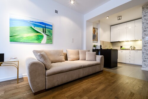 VanGogh by mythings- Spacious, 1BR apartment, air conditioned, for a family