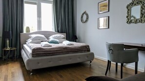 1 bedroom, desk, iron/ironing board, travel crib - VanGogh by mythings- Spacious, 1BR apartment, air conditioned, for a family (Warsaw)