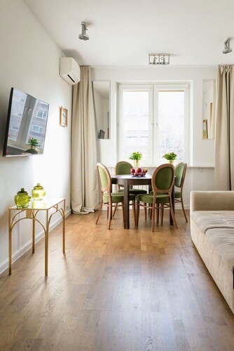 VanGogh by mythings- Spacious, 1BR apartment, air conditioned, for a family