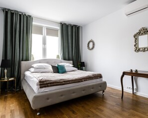 1 soverom, skrivebord, strykejern/-brett og reiseseng for barn