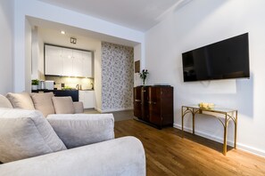 TV connectée, livres, médiathèque, chaîne hi-fi