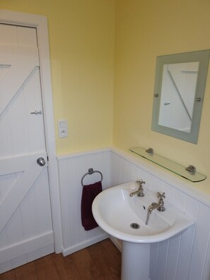 Combined shower/tub, hair dryer, towels - Country Retreat La Boucharderie (Bazouges-la-Pérouse)