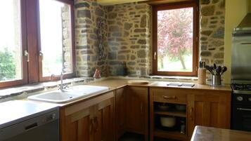 Frigorífico, microondas, horno y placa de cocina