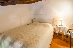 1 chambre, bureau, fer et planche à repasser, lit de bébé portatif