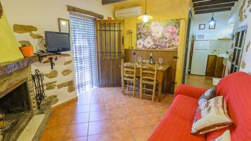 Una televisión, una chimenea