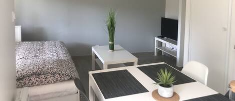 1 quarto, ferros/tábuas de passar roupa, roupa de cama