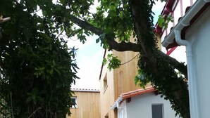 A gravel pathway leading to a building with a red door and a small window. - House 4 people near sea (Les Sables-d'Olonne)