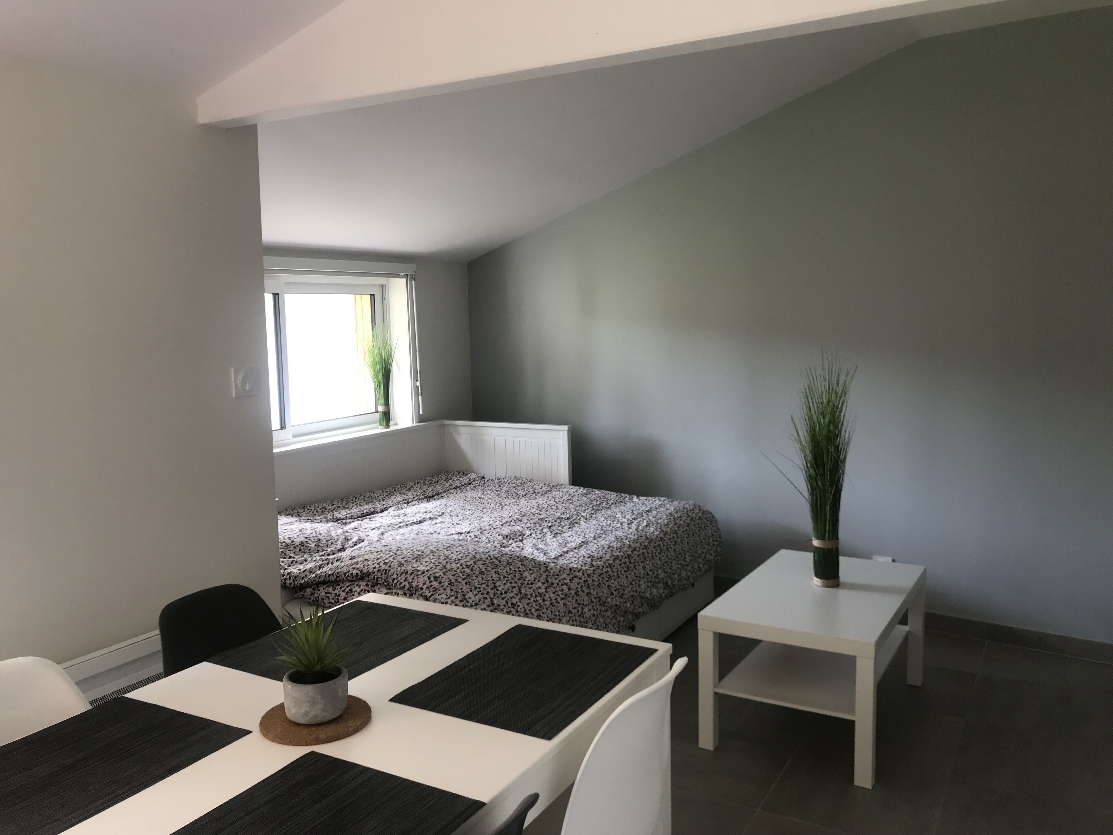 House 4 people near sea