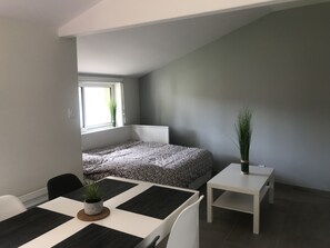 1 dormitorio, tabla de planchar con plancha, ropa de cama