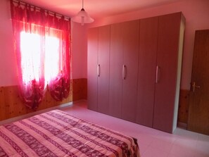 Room - Passiflora apartment, relaxed in the green (Girasole)