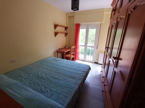 2 slaapkamers, een strijkplank/strijkijzer, gratis wifi, beddengoed