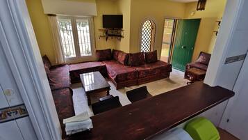 Een televisie, een dvd-speler en een stereo