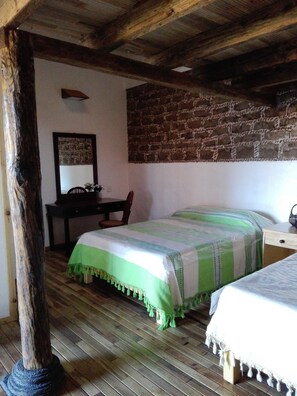 1 bedroom, desk, iron/ironing board, free WiFi - Cedro comfortable and cozy bedroom in 17th century house at 30 min. of Toluca (Jocotitlan)