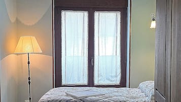 3 slaapkamers, een strijkplank/strijkijzer, gratis wifi, beddengoed