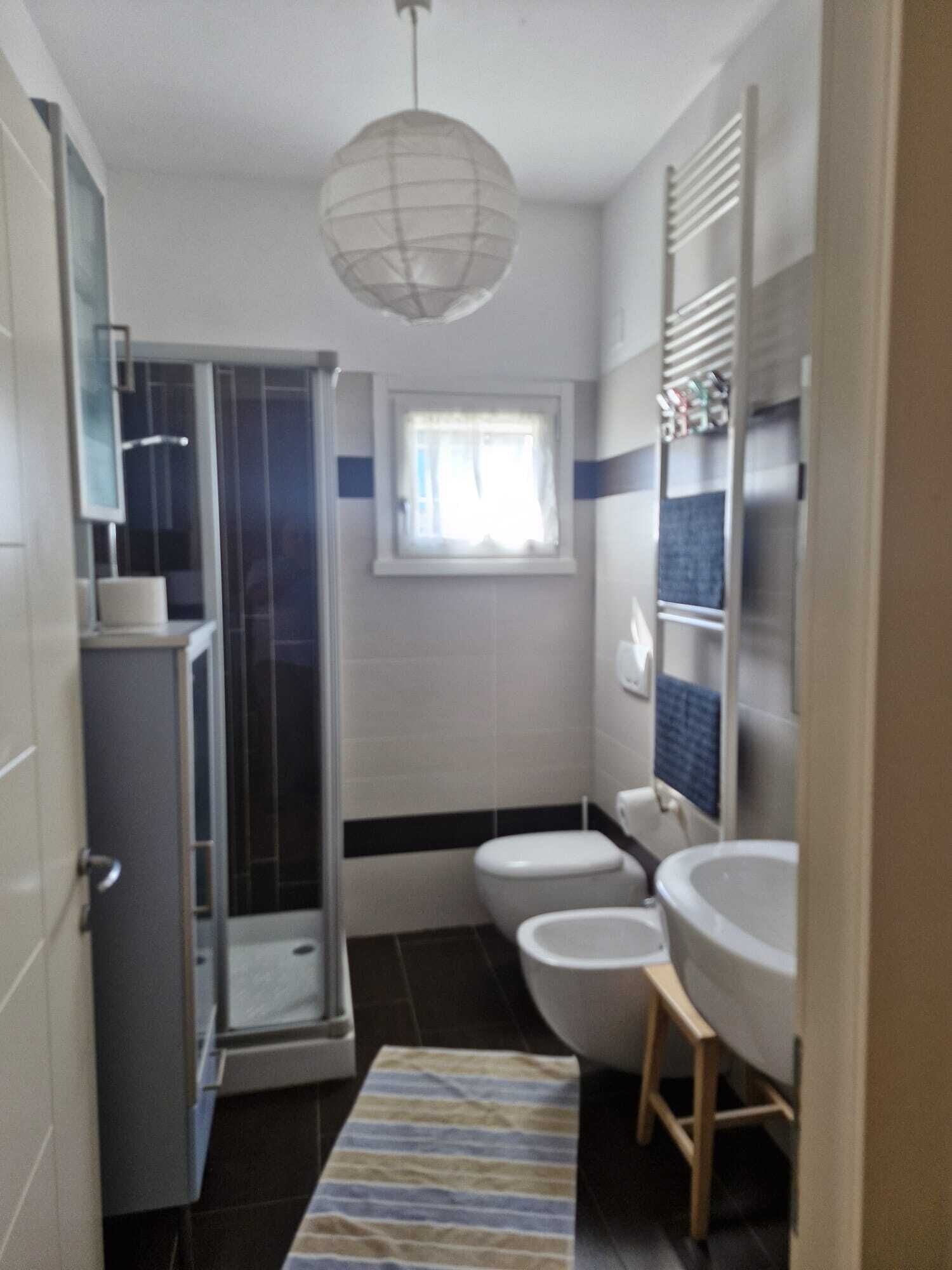 Douche, sèche-cheveux, bidet, serviettes fournies