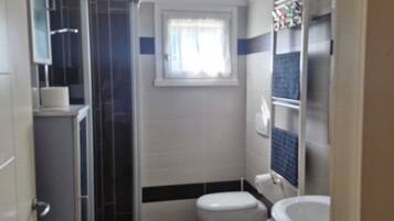 Douche, sèche-cheveux, bidet, serviettes fournies